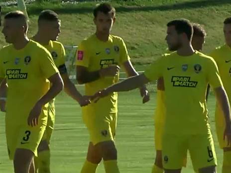 שחקני דנייפרו חוגגים את השער הראשון