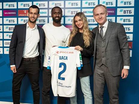 עם הסוכן בעז גורן ואשתו. הביא את ההצעה