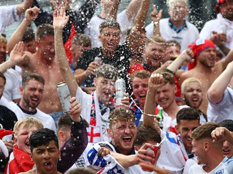 אוהדים לא יוכלו להוריד חולצות בפומבי (Marc Atkins, Getty)