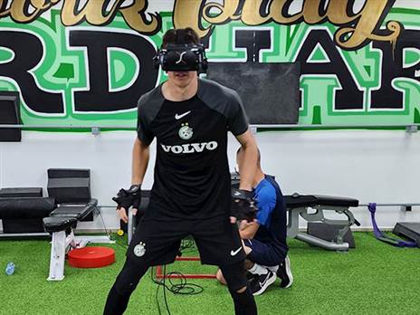 השוער ג'וש כהן עם משקפי המציאות המדומה (באדיבות מכבי חיפה)