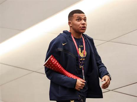 מסתיר את הלוגו. אמבפה (Maja Hitij - FIFA/FIFA via Getty Images)