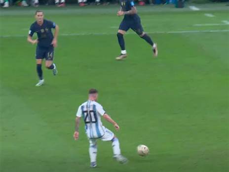 מקאליסטר קיבל את הכדור במרכז המגרש