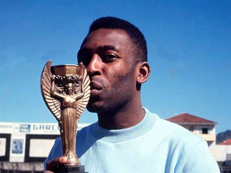 "מלך הכדורגל". פלה וגביע ז'יל רימה (getty)