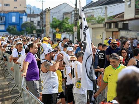 אלפים חולקים כבוד אחרון (Getty)