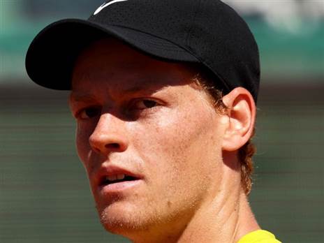 סינר. כולם מסתכלים עליו באיטליה