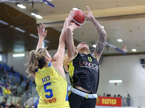 אוסטין מתחת לסל (קרדיט: לירן מולדובן, מנהלת ליגת העל לנשים בכדורסל)