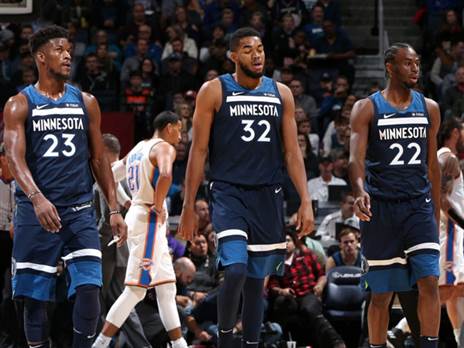 באטלר עם שני שחקנים שלא ישמחו לראות אותו בסמטה אפלה (Getty)