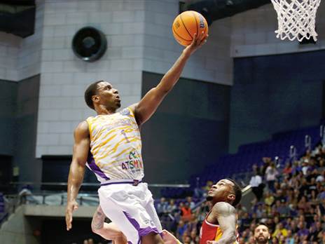 רגלנד. הקבוצה הולכת אחריו (אלן שיבר)