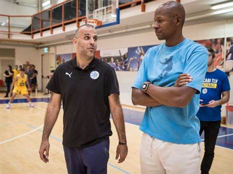 מאמן קבוצת הנוער ומנהל מקצועי מחלקת הנוער. עדי עמוס לצד ריי אלן (מכבי ת"א, עמוד האינסטגרם הרשמי)