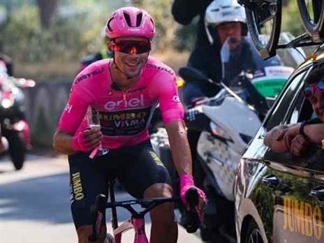 רוגליץ' לוגם מהשמפניה