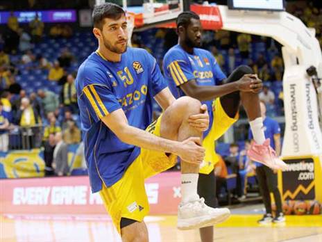 בירושלים מחכים לתשובה ממנו. זוסמן (אלן שיבר)