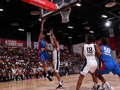 מבטיח (Zach Beeker/NBAE via Getty Images)