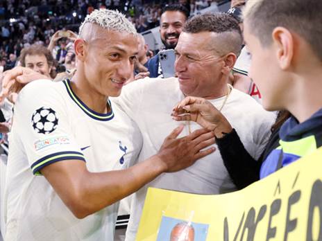 רישארליסון ואביו. דומה לבכר? תשפטו אתם (Getty)