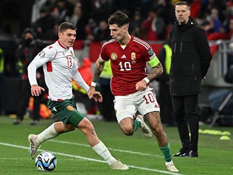 סטויאנוב במדי בולגריה נגד סובוסלאי (ATTILA KISBENEDEK/AFP via Getty Images)