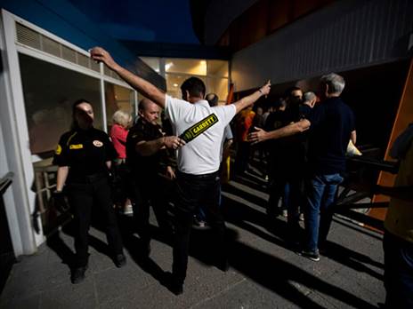 האבטחה במוקד (Juan Navarro/Euroleague Basketball via Getty Images)