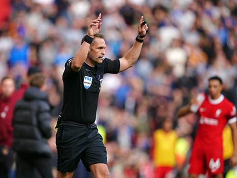 עד לבדיקת ה-VAR של השופט פוסון (getty)