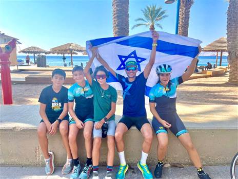 אמיל שחקלדיאן והילדים מהקבוצה | צילום: פרטי