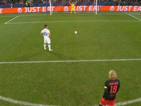 לאוטרו מדייק מהנקודה הלבנה (צילום מסך)