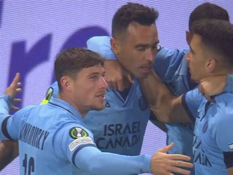 שחקני מכבי תל אביב חוגגים. כמה רחוק הם יוכלו ללכת?