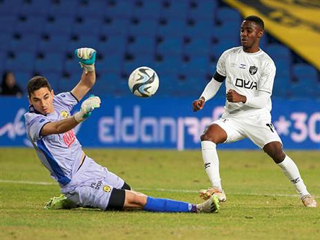 משחקן שלא בתוכניות לבאנקר. מוזי (אלן שיבר)