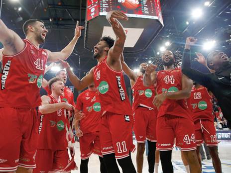 שחקני הפועל חוגגים. בקרוב ביורוליג (אלן שיבר)