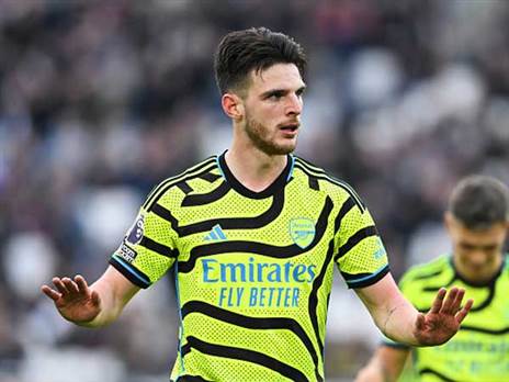 נהנה מול האקסית (GETTY)