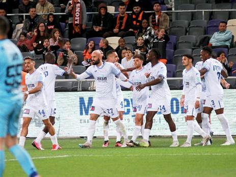 יחזור הביטחון? שחקני הפועל פ"ת אחרי הניצחון מול בני יהודה (צילום: קובי אליהו)