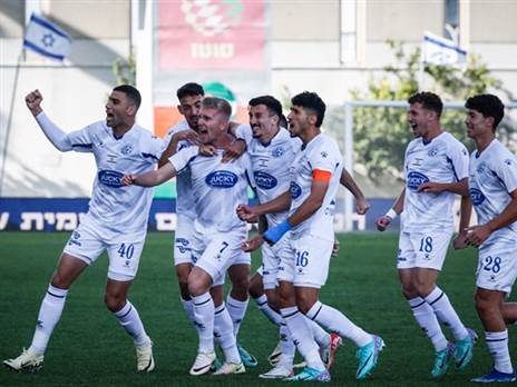 עוד לא מרימים ידיים. שחקני מכבי פ“ת (צילום: אלן שיבר)