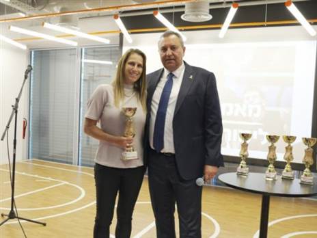 ח“כ סימון דוידסון מעניק את פרס מאמנת השנה ללימור פלג (צילום: סוניה גרשפט)