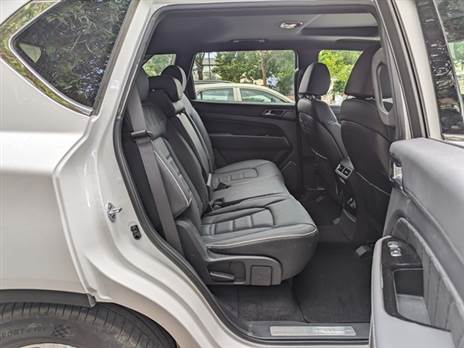 מושב אחורי מרווח גם לשלושה