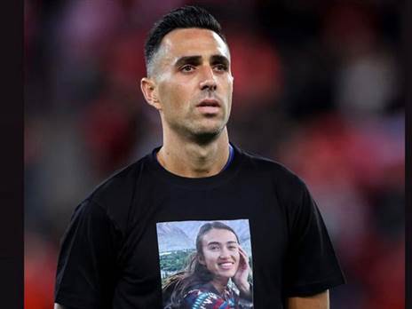 ערן זהבי עם החולצה בדמותה של נועה ארגמני