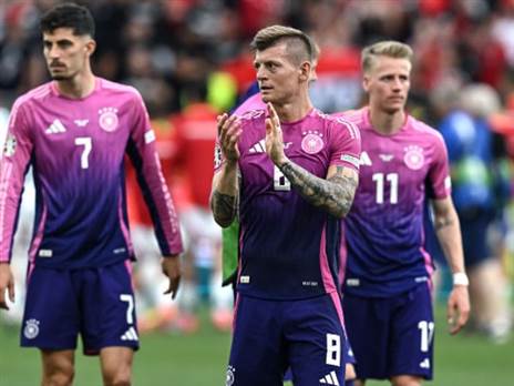 כולם מוחאים כפיים (Getty)