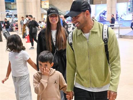 עם בני משפחתו (ברני ארדוב)