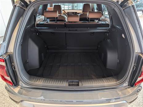 תא מטען גדול מאוד, אבל אין גלגל ספייר