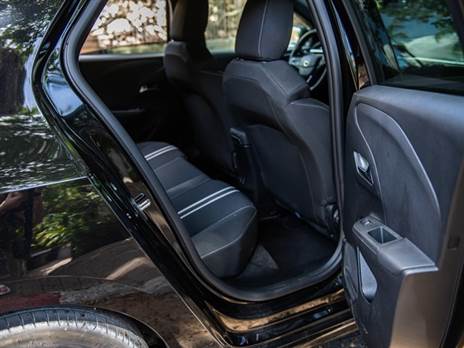 צפוף מאחור, בטח למבוגרים