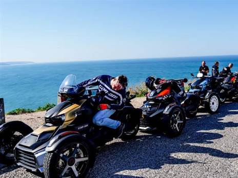 על הצוק בנזרה, ממשיכים בנסיעה