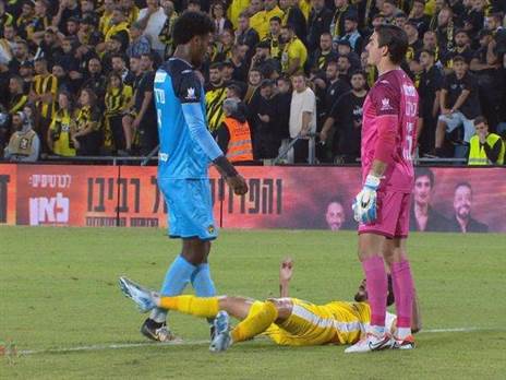 הבעיטות זה בזה