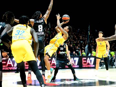 מכבי שיחקה בצורה בצורה דחיפות, משבר וניצחון (Euroleague Basketball via Getty)