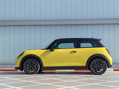 איך גם בדור הרביעי המיני שומרת על אווירת הרטרו?