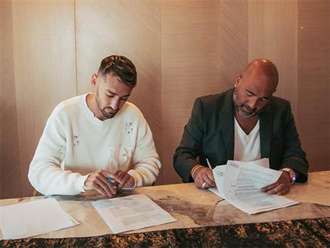 אברמוב ואצילי שוחחו בבוקר החתימה (בית“ר ירושלים, האתר הרשמי)