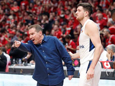 “בא כל אימון ואימון“. אקוניס (אלן שיבר)