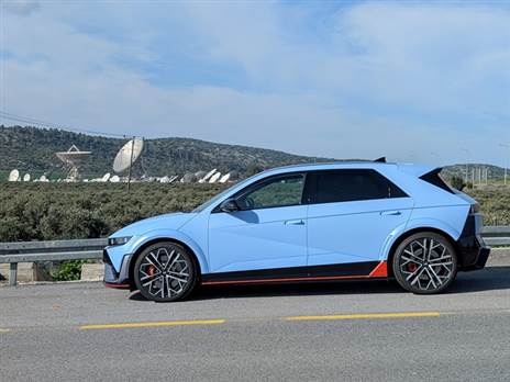 חייזרית - מצליחה לשלב בין הנעה חשמלית לריגוש (שלא בקו ישר)?