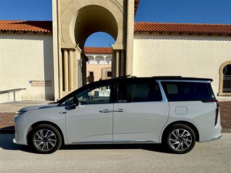 מיניוואן בגודל מלא