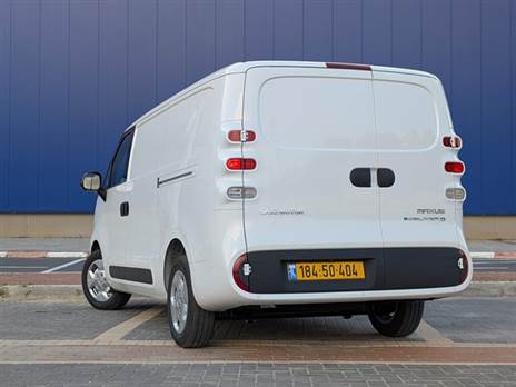 מאפיינים אובליים בעיצוב החיצוני מקנים לה מראה חביב למרות הצורה המלבנית הכללית של כל מסחרית אחרת