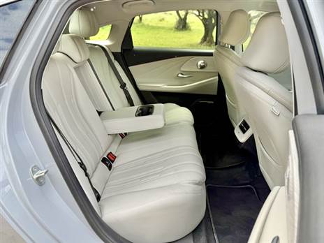 המרווח מאחור טוב, אבל למה רק שקע טעינה אחד?