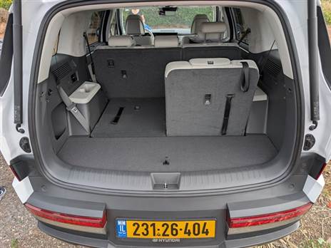 המושבים מתקפלים בלחיצת כפתור