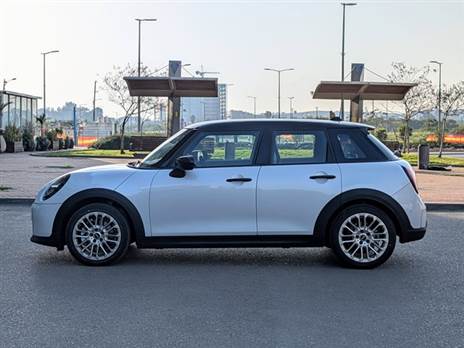 מיני קופר 5 דלתות: תוספת של 16 ס“מ לאורך הפכו אותה לשימושית יותר?