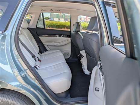 המרווח מאחור מצוין, עם מפתח רחב ורצפה שטוחה