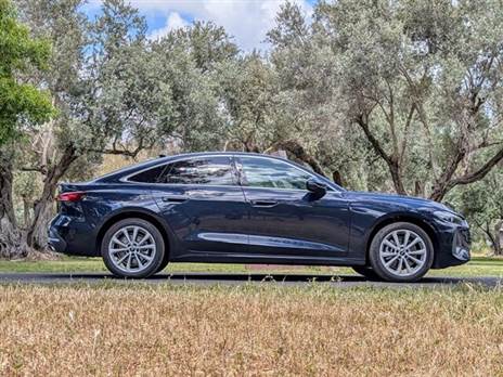 זה בכוונה? פרופיל שמזכיר את ב.מ.וו סדרה 3 (וגם החישוקים פשוטים יחסית)