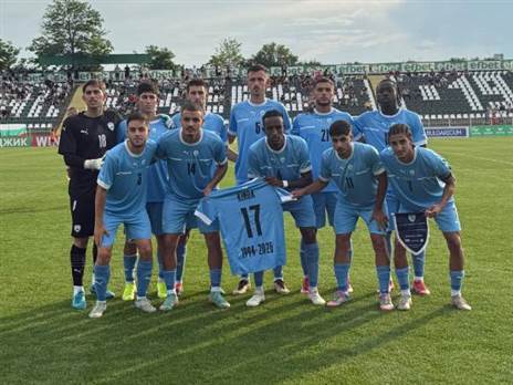 הנבחרת הצעירה במחווה לגדי קינדה ז“ל (ההתאחדות לכדורגל)